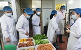 嚴(yán)格落實(shí)學(xué)校主體責(zé)任，堅(jiān)決筑牢食品安全防線